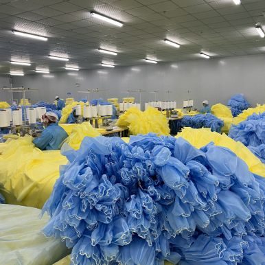 Aventais de isolamento a sair da linha